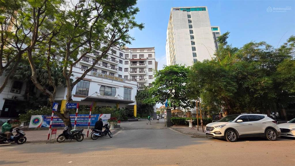 Mặt phố mới trần quốc hoàn 100m2, mặt tiền 9m, 7 tầng, vỉa hè 6m, ở & kinh doanh