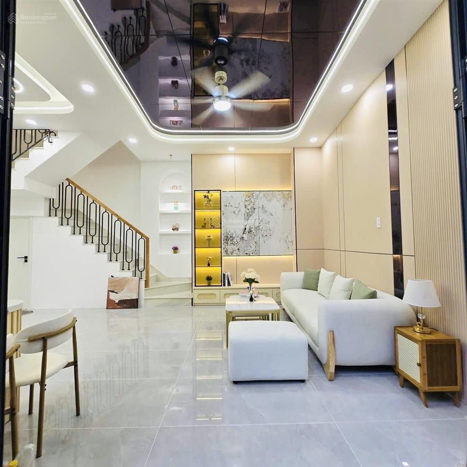 Nhà đẹp 4 tầng, cách mặt tiền 2 căn, ô tô đậu trước cửa, thông âu dương lân  phạm thế hiển