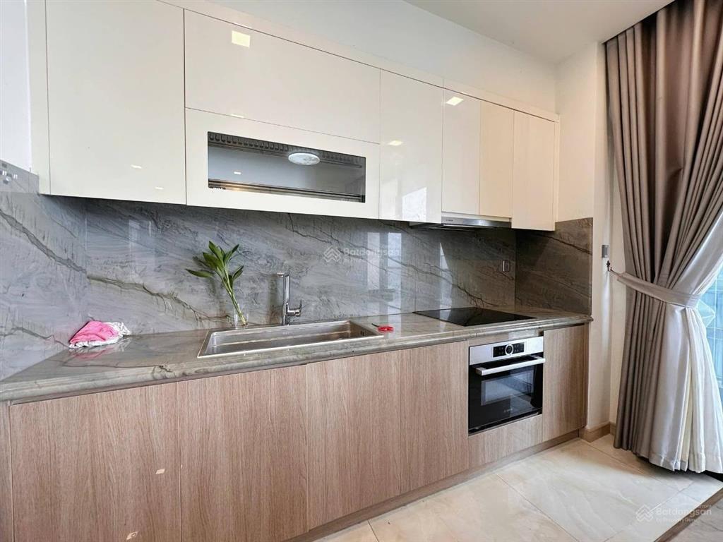 Cần nhượng lại gấp căn hộ hùng vương plaza, quận 5, dt 130m², 2pn, 3wc, giá 19.5 triệu/tháng
