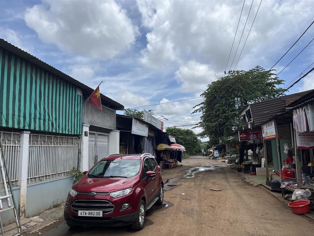 Nhà ngã 3 mặt tiền đường xuân thủy, giá rẽ.