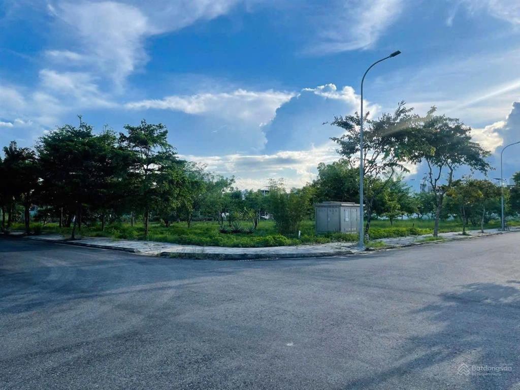 Lô góc mặt công viên trung tâm kđt fpt đà nẵng, 6.15 tỷ/106m²