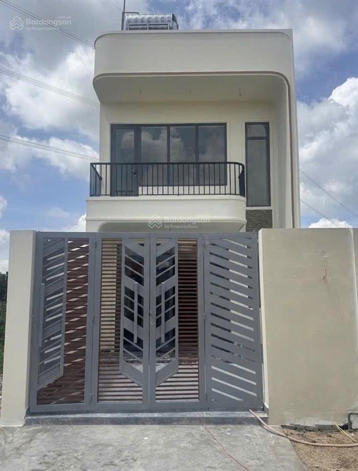 Nhà mới xây 5x20  2 tầng hoàn công  giá 3 tỷ 6  ô tô tới nhà  long hậu