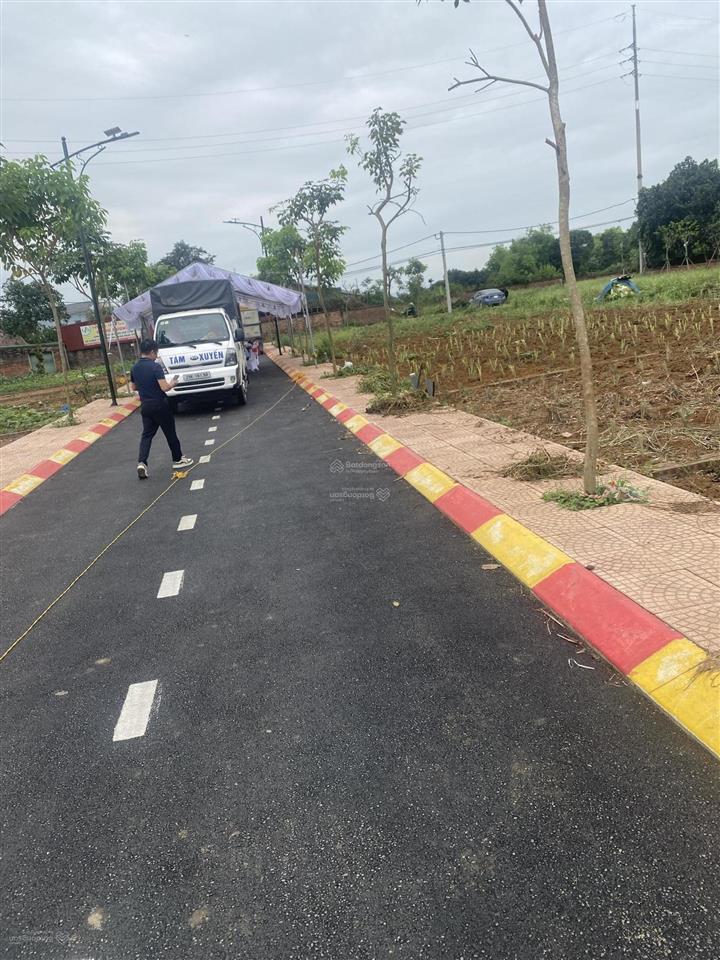 Chính chủ cần bán nô đất diện tích 100m2 cách 50m là 3 trường đại học lớn giá 2x tỷ đường