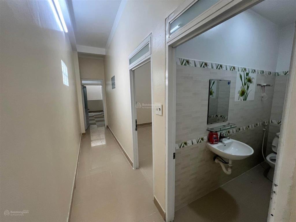 Nhà 3 tầng bình tân, 4x27  5pn, 5wc, sân thượng rộng rãi  giáp tân phú.