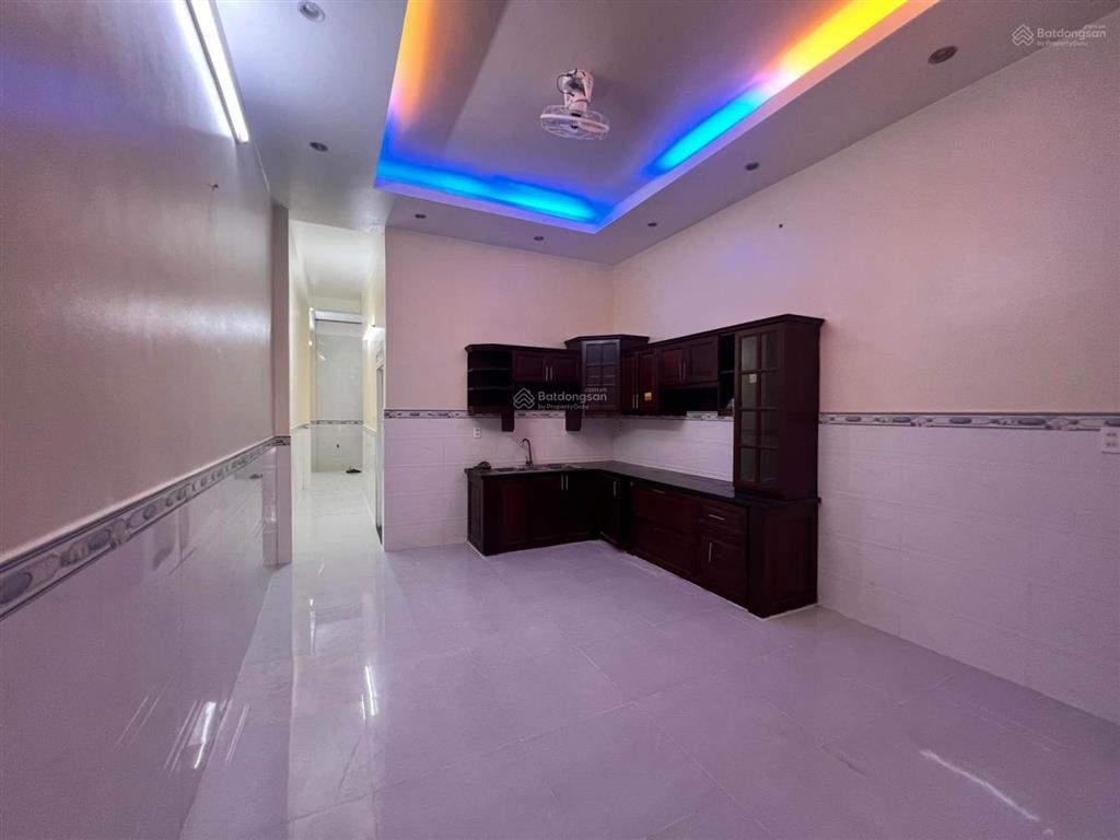 Nhà 3 tầng bình tân, 4x27  5pn, 5wc, sân thượng rộng rãi  giáp tân phú.
