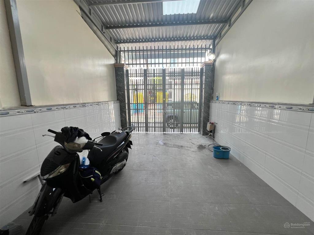 Nhà 3 tầng bình tân, 4x27  5pn, 5wc, sân thượng rộng rãi  giáp tân phú.
