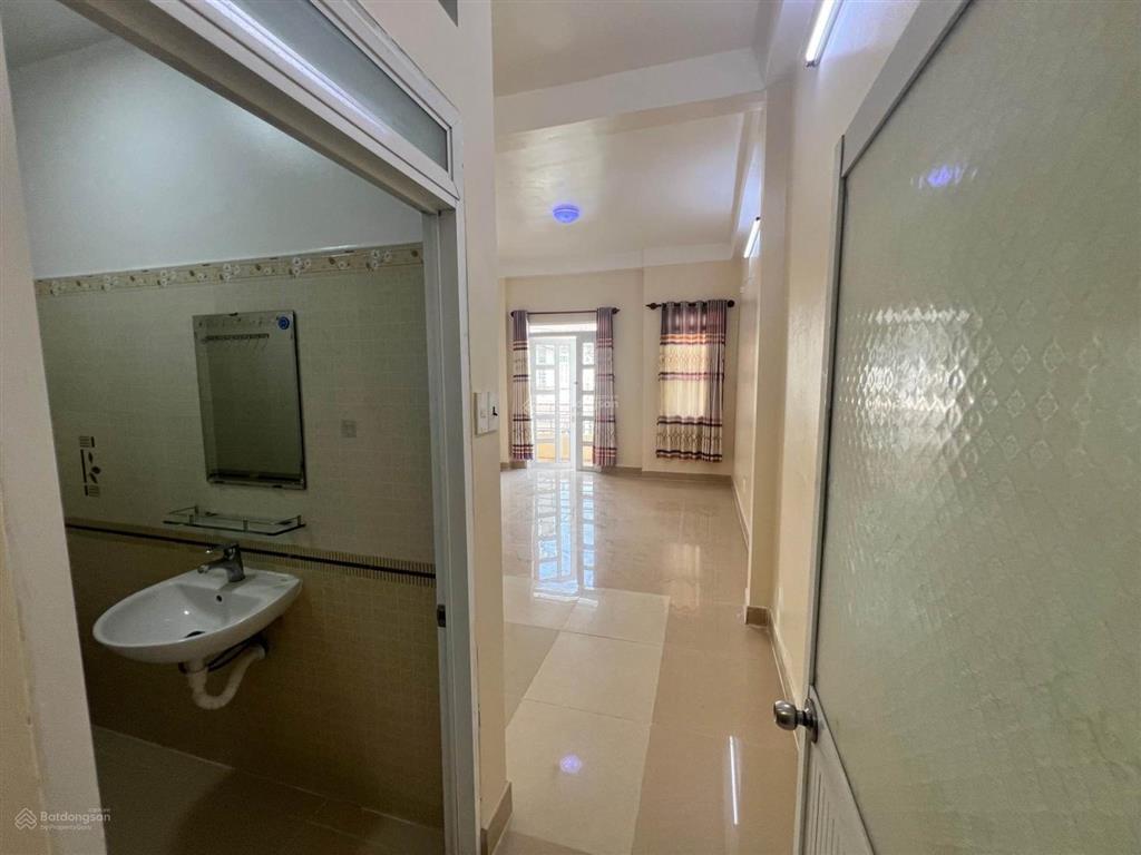 Nhà 3 tầng bình tân, 4x27  5pn, 5wc, sân thượng rộng rãi  giáp tân phú.
