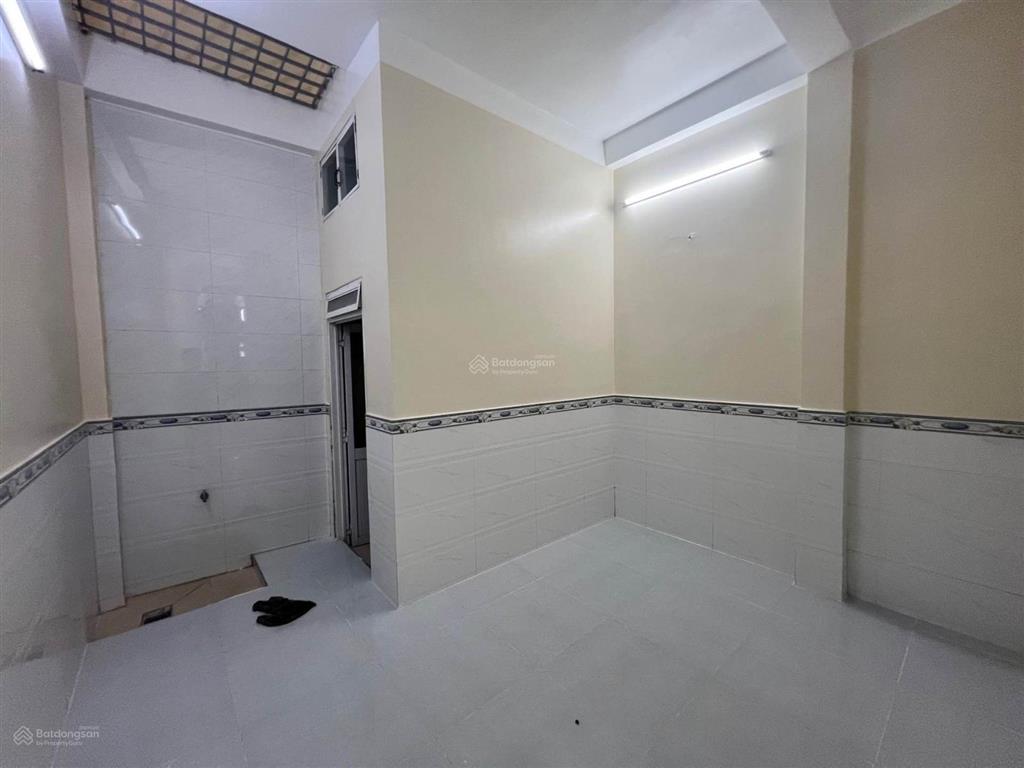 Nhà 3 tầng bình tân, 4x27  5pn, 5wc, sân thượng rộng rãi  giáp tân phú.