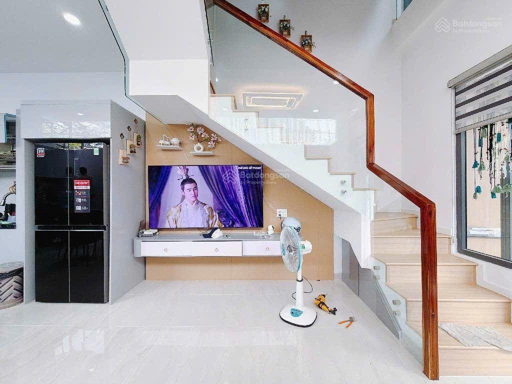 Nhà góc 2 mặt tiền, cạnh phú mỹ hưng, 3 tầng kiên cố, 7,5 tỷ