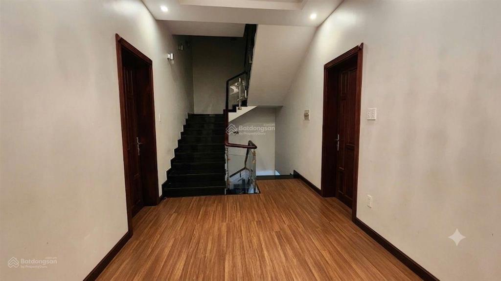 Cho thuê nhà có hầm sadeco phước kiển 10x20m  vừa ở vừa làm công ty