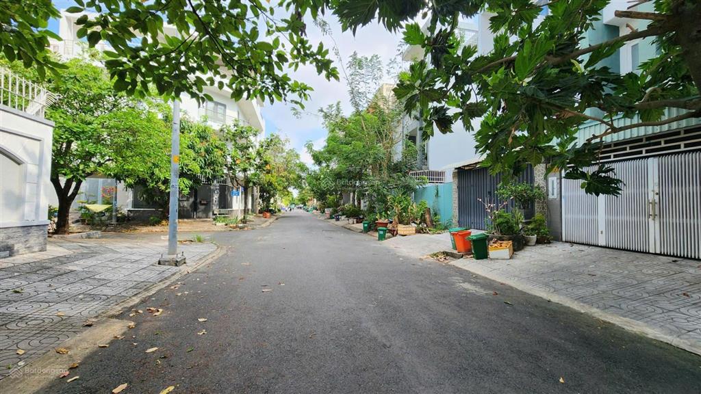 Cho thuê nhà có hầm sadeco phước kiển 10x20m  vừa ở vừa làm công ty