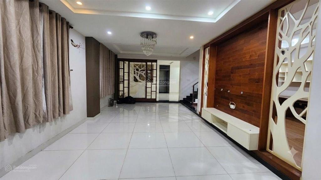 Cho thuê nhà có hầm sadeco phước kiển 10x20m  vừa ở vừa làm công ty