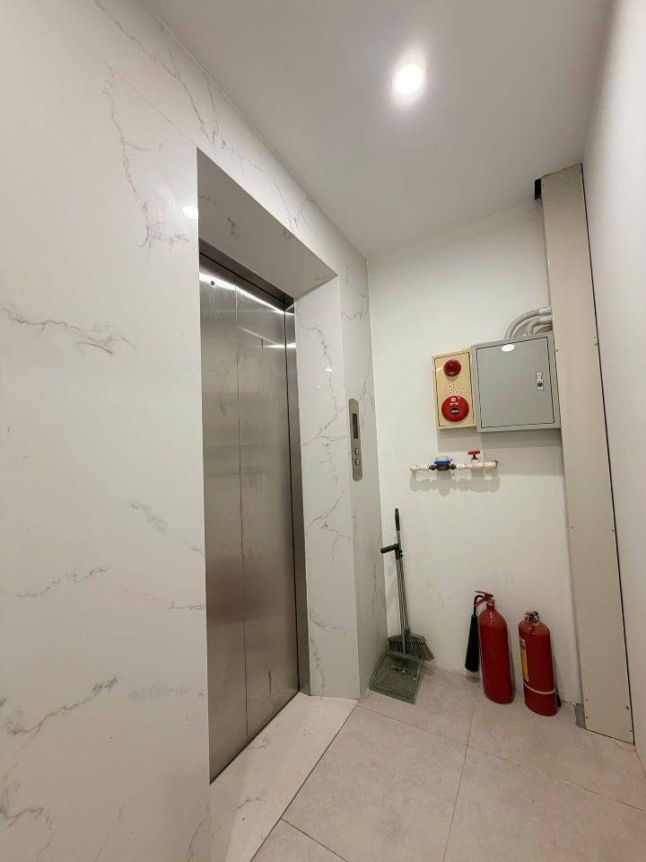 Bán 58m - 8 Tầng - 4m.Mặt Tiền.( Trịnh Công Sơn ) Tây Hồ