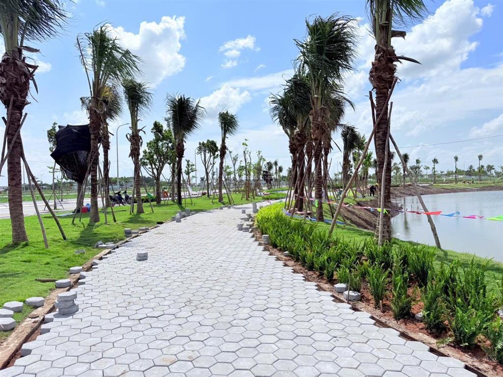 Góc 2 mt nhà phố đối diện tttm, công viên