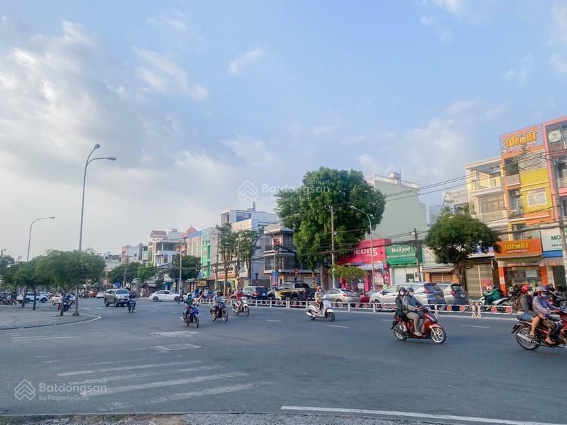 Chủ nhà đi nước ngoài bán gấp đất 200m2 tên lửa, mt 20m, đầy đủ pháp lý, giá 40tỷ, gần tttm