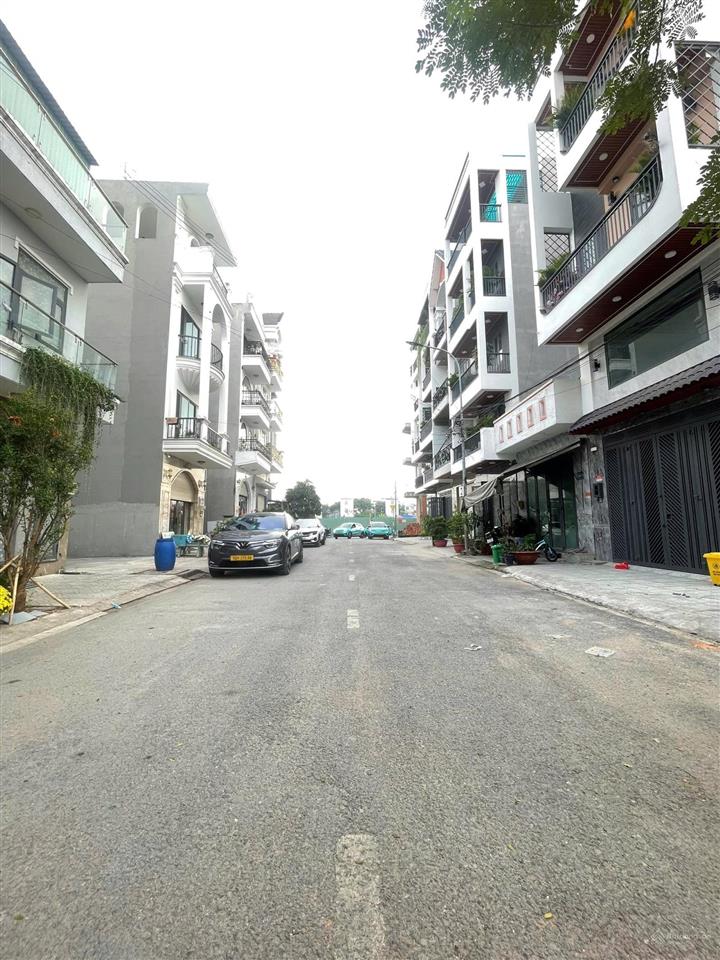 Nhà đẹp  kiên cố trung tâm hành chính q12.1/ lê thi riêng. đường trước nhà 10m 72m2 4 tầng 8 tỷ