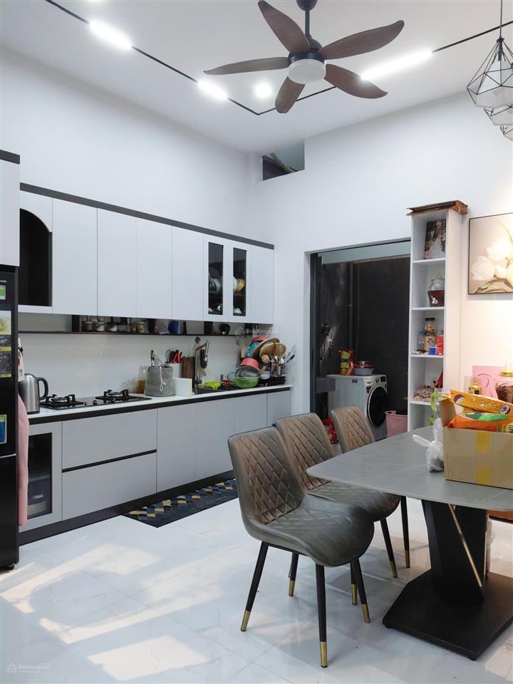 Nhà mới ngay chợ tân hương, phòng khách rộng, sát bên trường mầm non