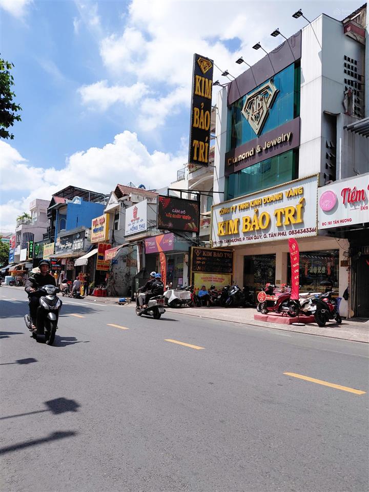 Nhà mới ngay chợ tân hương, phòng khách rộng, sát bên trường mầm non