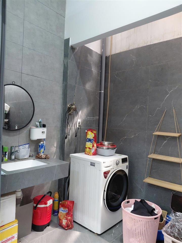 Nhà mới ngay chợ tân hương, phòng khách rộng, sát bên trường mầm non