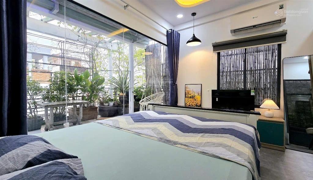 Cho thuê căn hộ penthouse 1pn ban công sân vườn ở đường hùynh văn bánh phú nhuận