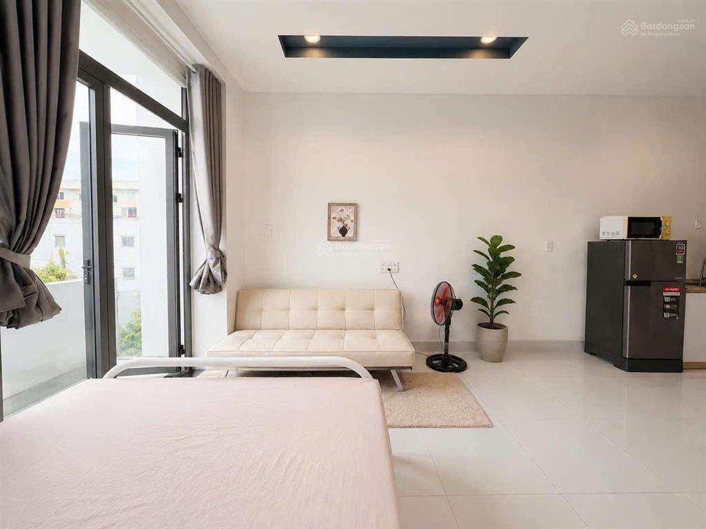 Cho thuê căn hộ ban công full nội thất, thang máy ngay khu phan xích long, phú nhuận