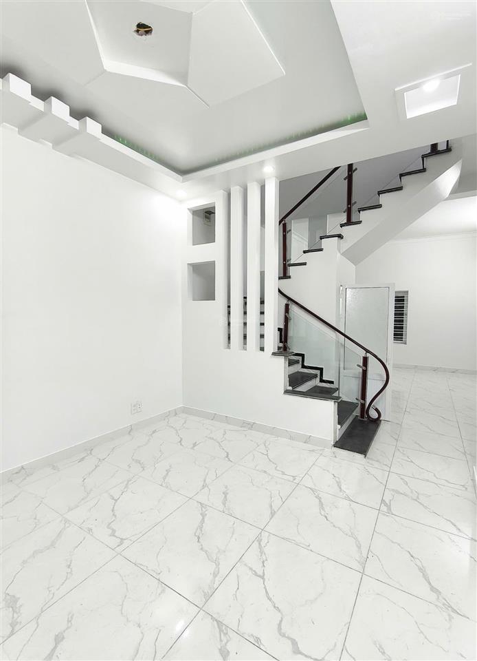 60m2 ngõ rộng thênh thang ô tô đỗ cửa, nhà 3 mặt thoáng sáng ở sướng, có sân cổng riêng