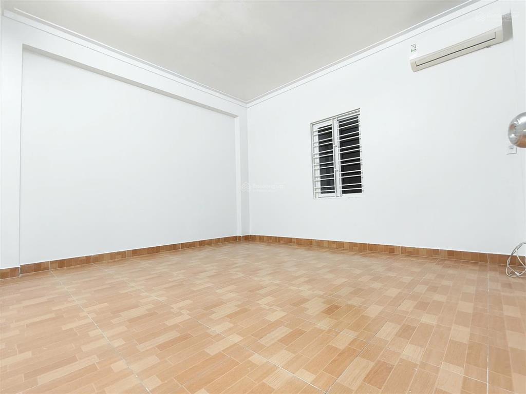 60m2 ngõ rộng thênh thang ô tô đỗ cửa, nhà 3 mặt thoáng sáng ở sướng, có sân cổng riêng