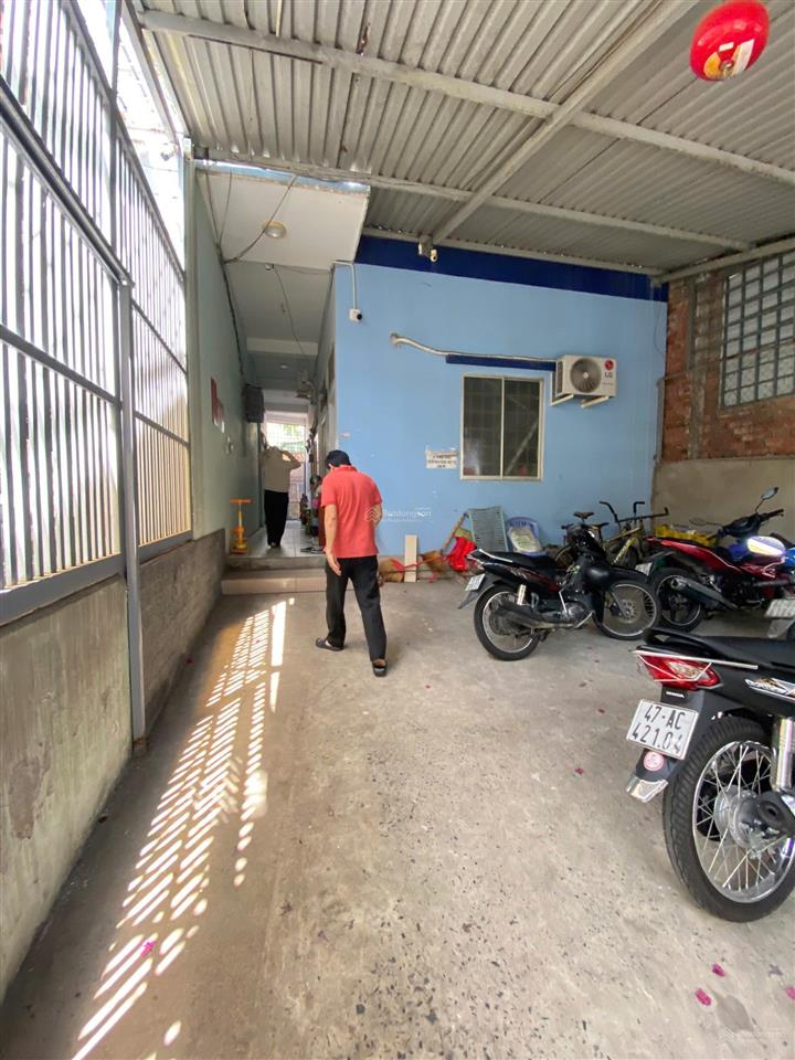 Bán nhà mặt tiền hẻm 652 ql13  10m x 21m  3 tầng chia làm 2 căn.  0938 325 ***