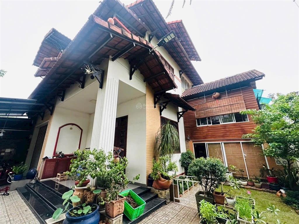 Biệt thự sân vườn cạnh sông saigon  khu bên sông sau lưng đại học luật  230m2   0938 325 ***