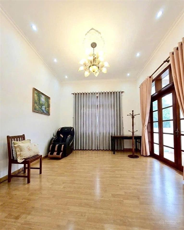 Biệt thự sân vườn cạnh sông saigon  khu bên sông sau lưng đại học luật  230m2   0938 325 ***