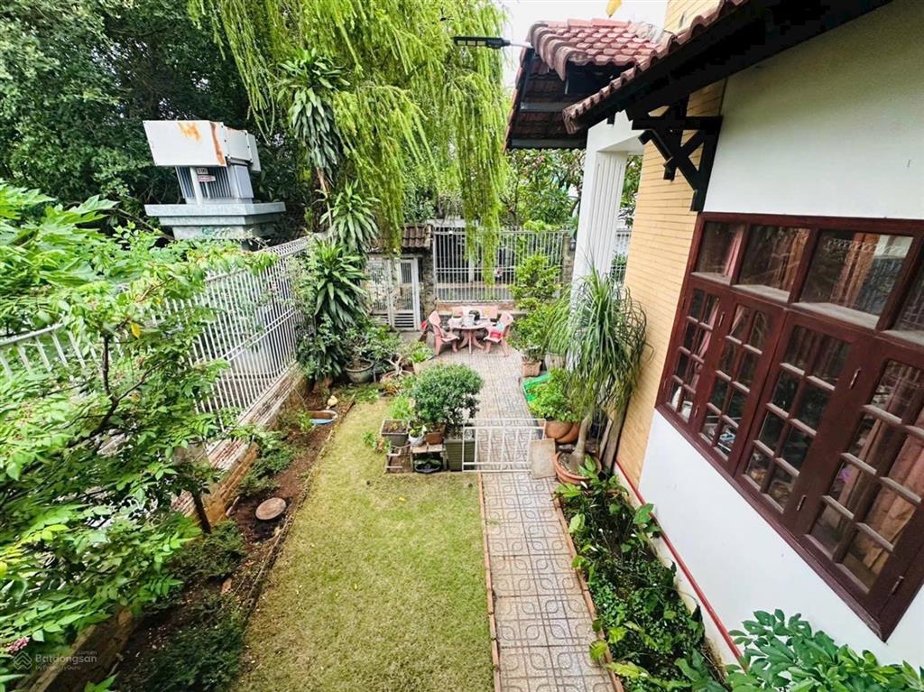 Biệt thự sân vườn cạnh sông saigon  khu bên sông sau lưng đại học luật  230m2   0938 325 ***