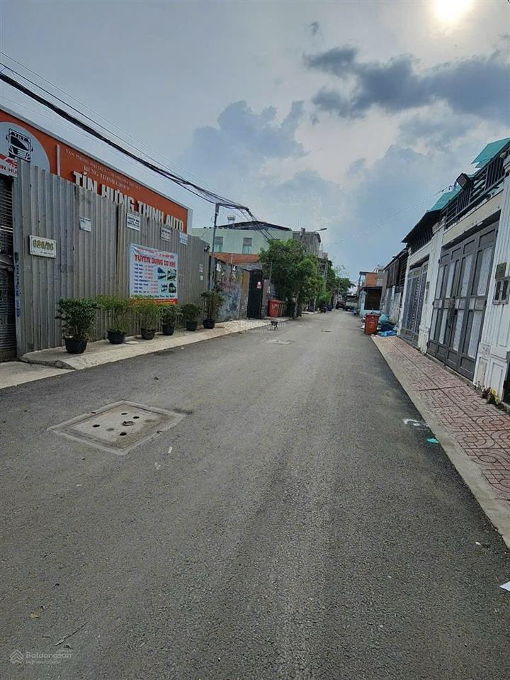 Nhà 1 sẹc quốc lộ 13  đường xe tải  dân cư hiện hữu  200m2   0938 325 ***