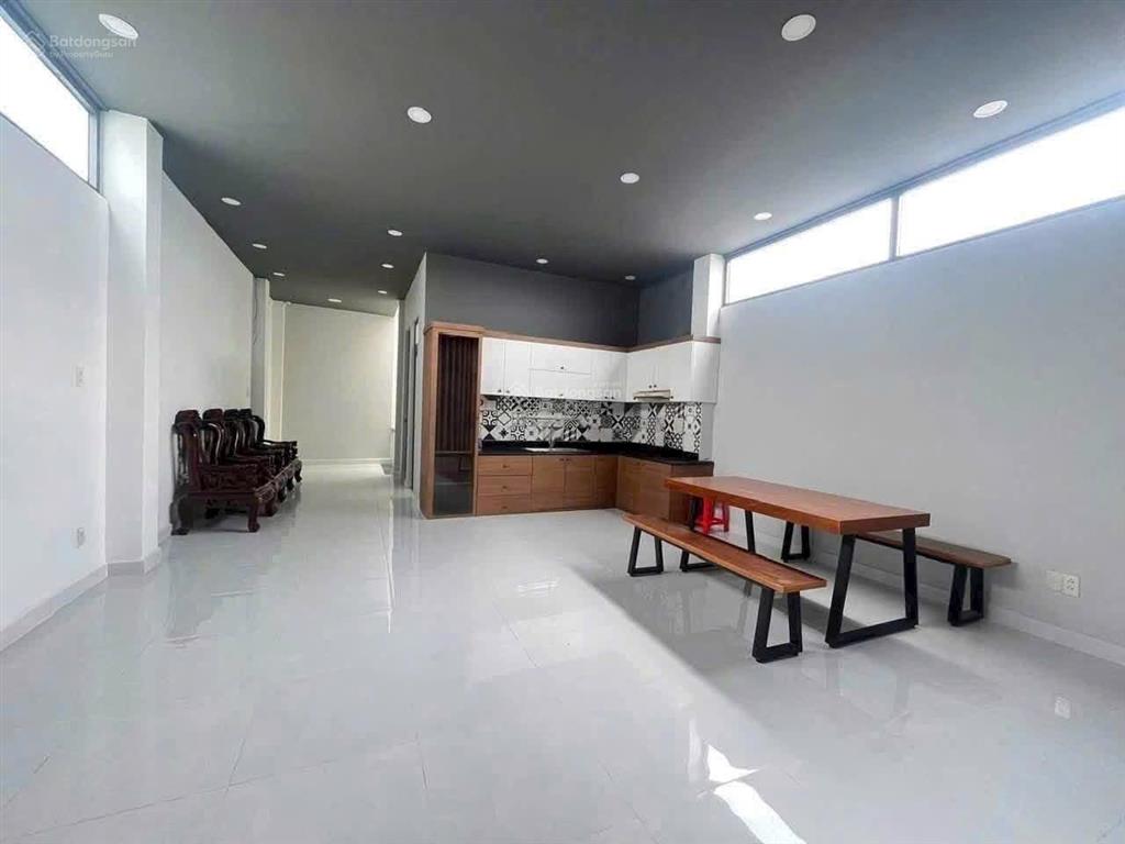 Cho thuê toà nhà tiện làm văn phòng, có hầm  ngã 4 bình phước, gần chợ đầu mối  chỉ 25tr/th