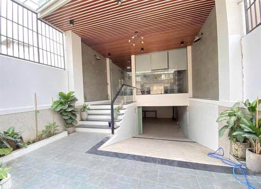 Cho thuê toà nhà tiện làm văn phòng, có hầm  ngã 4 bình phước, gần chợ đầu mối  chỉ 25tr/th