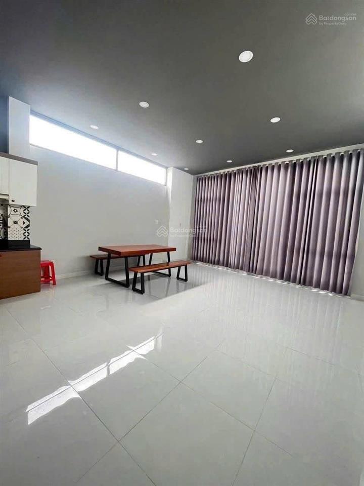 Cho thuê toà nhà tiện làm văn phòng, có hầm  ngã 4 bình phước, gần chợ đầu mối  chỉ 25tr/th