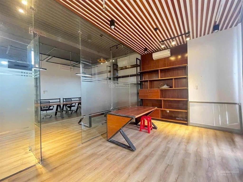 Cho thuê toà nhà tiện làm văn phòng, có hầm  ngã 4 bình phước, gần chợ đầu mối  chỉ 25tr/th