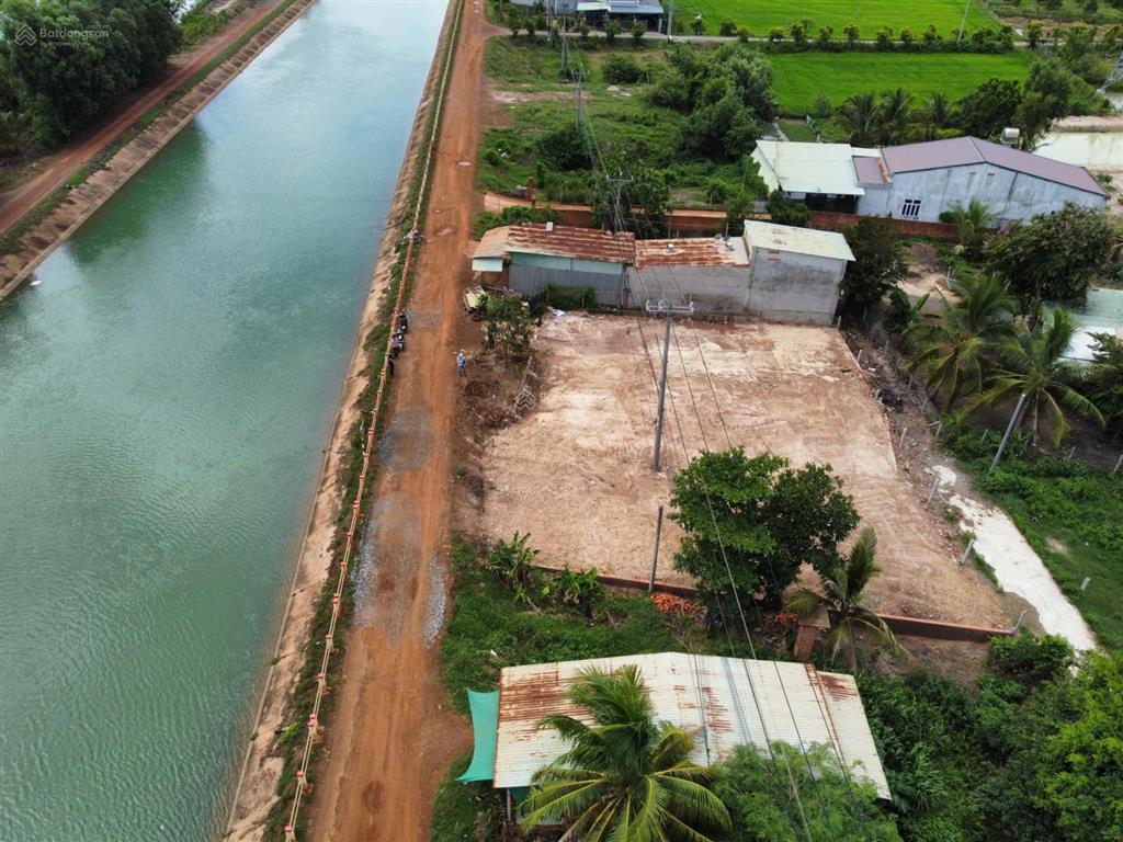 Đất thổ cư 2 mặt tiền. view kênh đông, ngay kcn phước đông. 390tr