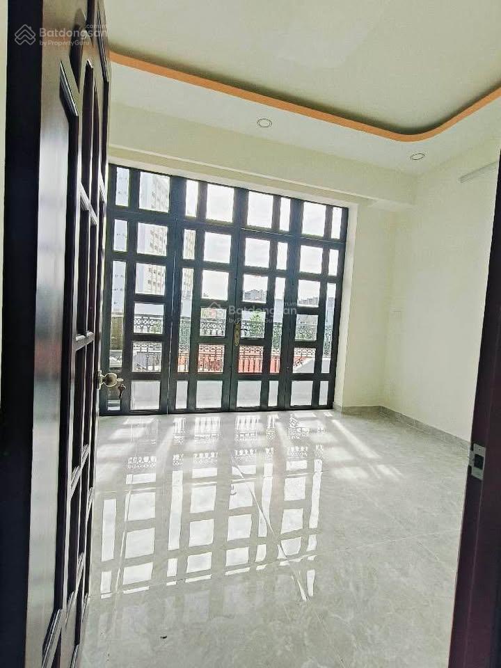 Bán gấp nhà tại lê thị hà, 4x18= 72m2, chỉ 2,25 tỷ, sổ hồng riêng