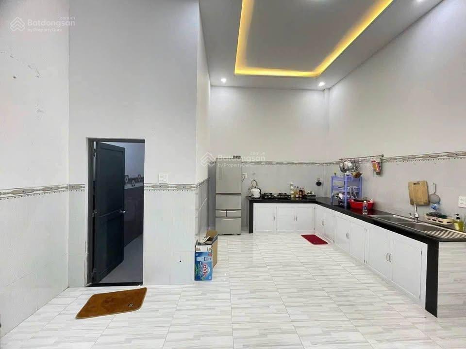 Xã tân thông hội, nhà cấp 4 180m2 (5x30)m, sổ riêng, điện nước đầy đủ