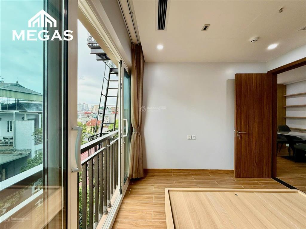 Hàng hiếm tây hồ ô tô đỗ cửa 50m ra tây hồ, ban công, full nt, nhận khách nước ngoài, xe điện, pet