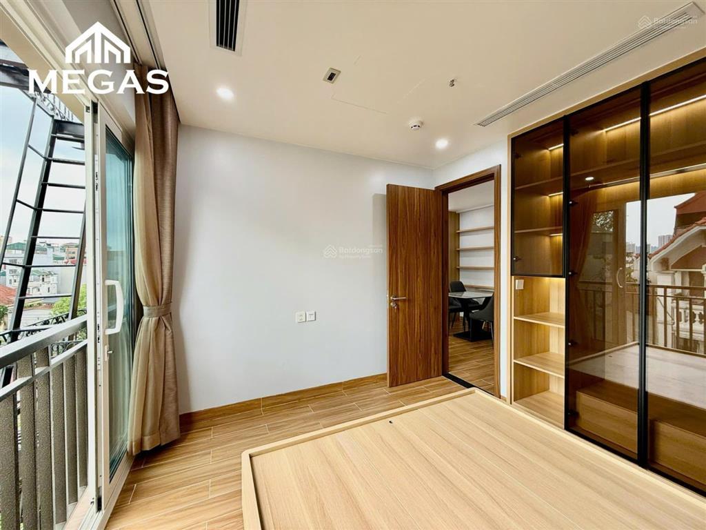 Hàng hiếm tây hồ ô tô đỗ cửa 50m ra tây hồ, ban công, full nt, nhận khách nước ngoài, xe điện, pet