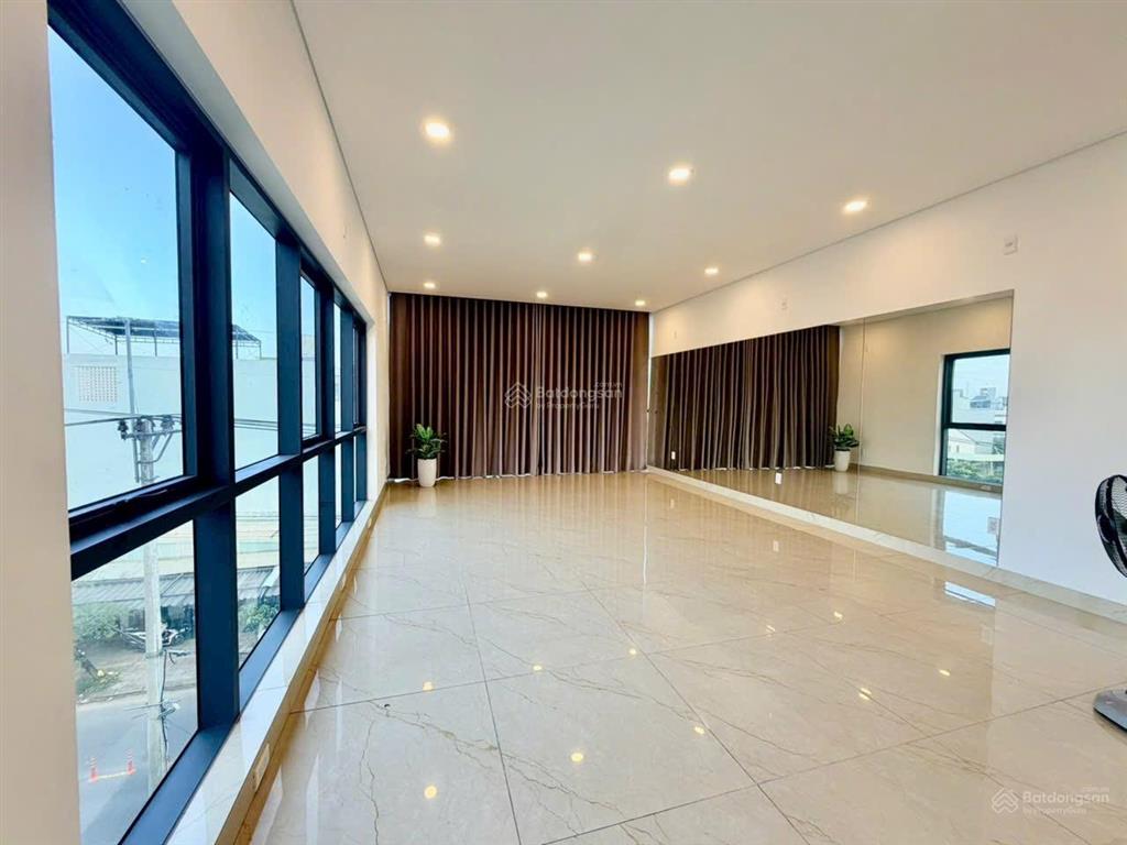 Cần bán tòa văn phòng 5 tầng đường 10,5m hòa xuân  thang máy  dt 50tr/th  giá 13.x tỷ.