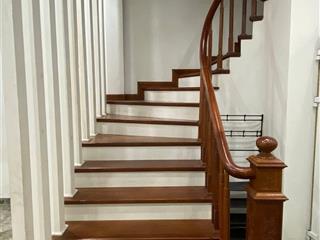 Chính chủ cần nhượng lại ngôi nhà 2 tầng. dt 80m2. đường 2 tháng 9. giá 5.5 tỷ. nở hậu hứng lộc lá