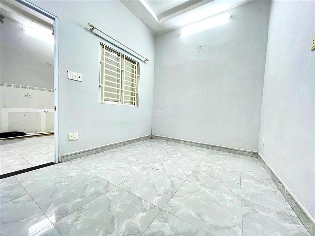 Giáp quận 1  75m2 đất  2pn  ngang 6,5m xây dựng cao tầng