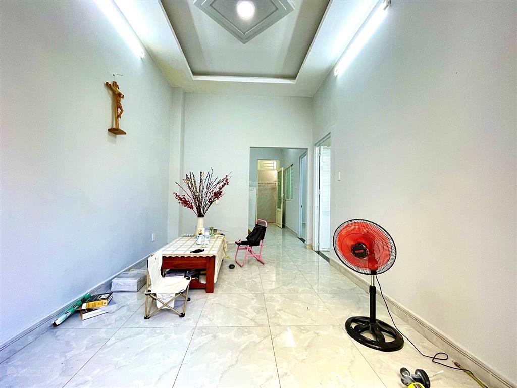 Giáp quận 1  75m2 đất  2pn  ngang 6,5m xây dựng cao tầng