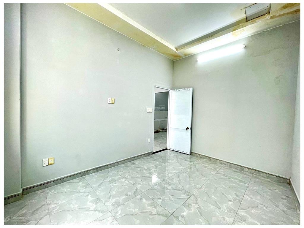 Giáp quận 1  75m2 đất  2pn  ngang 6,5m xây dựng cao tầng