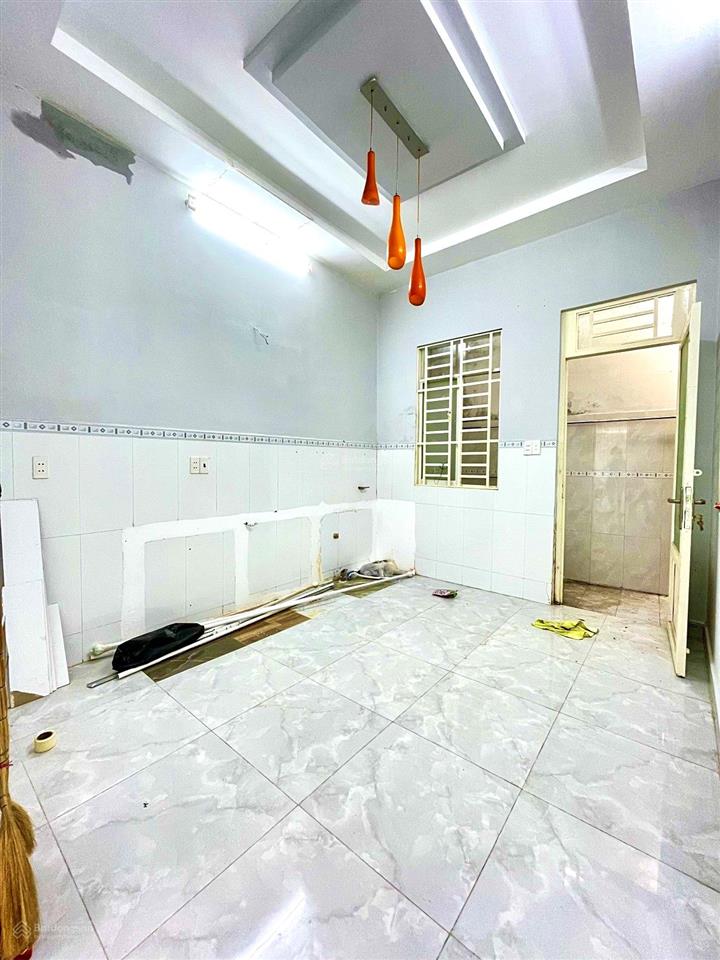 Giáp quận 1  75m2 đất  2pn  ngang 6,5m xây dựng cao tầng