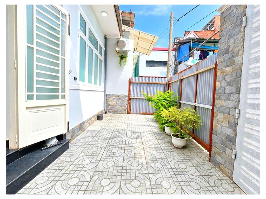 Giáp quận 1  75m2 đất  2pn  ngang 6,5m xây dựng cao tầng