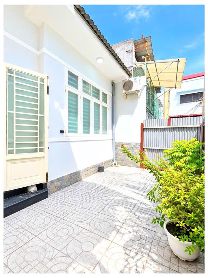Giáp quận 1  75m2 đất  2pn  ngang 6,5m xây dựng cao tầng