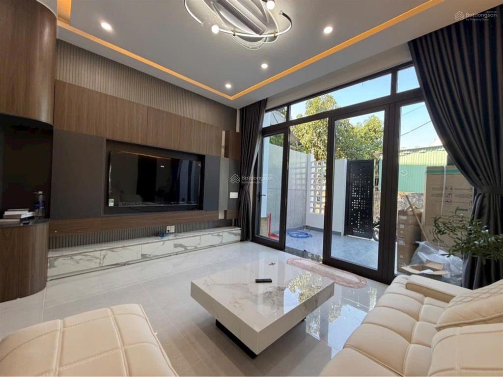 Nhà hiếm có tại trung tâm, sát chợ cẩm lệ